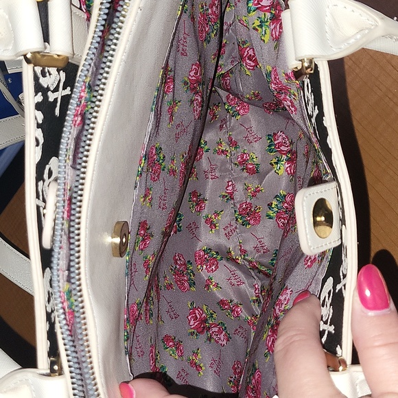 Betsey Johnson Off White Skull Embossed Handbag - Picture 5 of 16